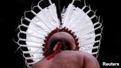 Autohtoni muškarac sa ostrva Torres Strait nosi tradicionalnu nošnju dok nastupa tokom ceremonije dobrodošlice u vladi u Sidneju, Australija, 28. juna 2017.