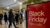 Compradores caminan por la tienda Macy's de Manhattan, en Nueva York, en busca de rebajas del Viernes Negro el 24 de noviembre de 2023.