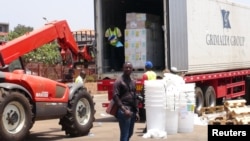 Pekerja dari organisasi 'Doctors Without Borders' menurunkan obat-obatan untuk mengatasi wabah Ebola di Conakry, Guinea (23/3). 