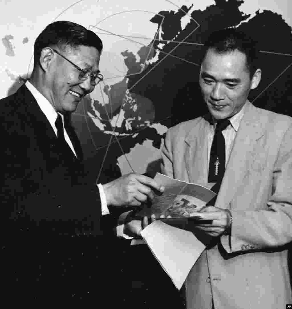 老照片回顾：美国之音中文广播70年