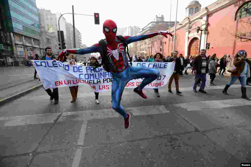 Seorang demonstran yang mengenakan kostum Spider-Man menghadiri aksi unjuk rasa para guru dalam pemogokan nasional menuntut peningkatan kondisi kerja di Santiago, Chili.