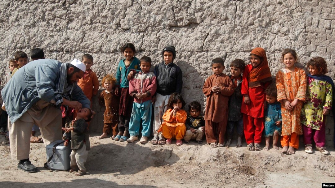 Anak-anak antri untuk menerima vaksinasi dalam kampanye anti-polio di pinggiran wilayah Jalalabad, Afghanistan (11/2).