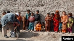 Anak-anak antri untuk menerima vaksinasi dalam kampanye anti-polio di pinggiran wilayah Jalalabad, Afghanistan (11/2).