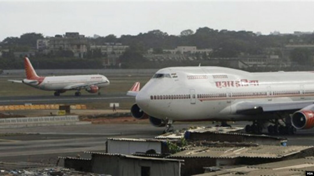Pesawat-pesawat maskapai Air India di bandara internasional Mumbai, India. Pihak penerbangan sipil India telah memeriksa lisensi 4.000 pilot.