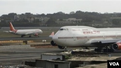 Pesawat-pesawat maskapai Air India di bandara internasional Mumbai, India. Pihak penerbangan sipil India telah memeriksa lisensi 4.000 pilot.