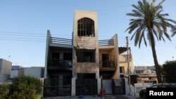 2026년 4월 8일 이라크 바그다드, 강력한 폭발이 휩쓸고 간 자리에 건물 한 채가 파손되어 있다.