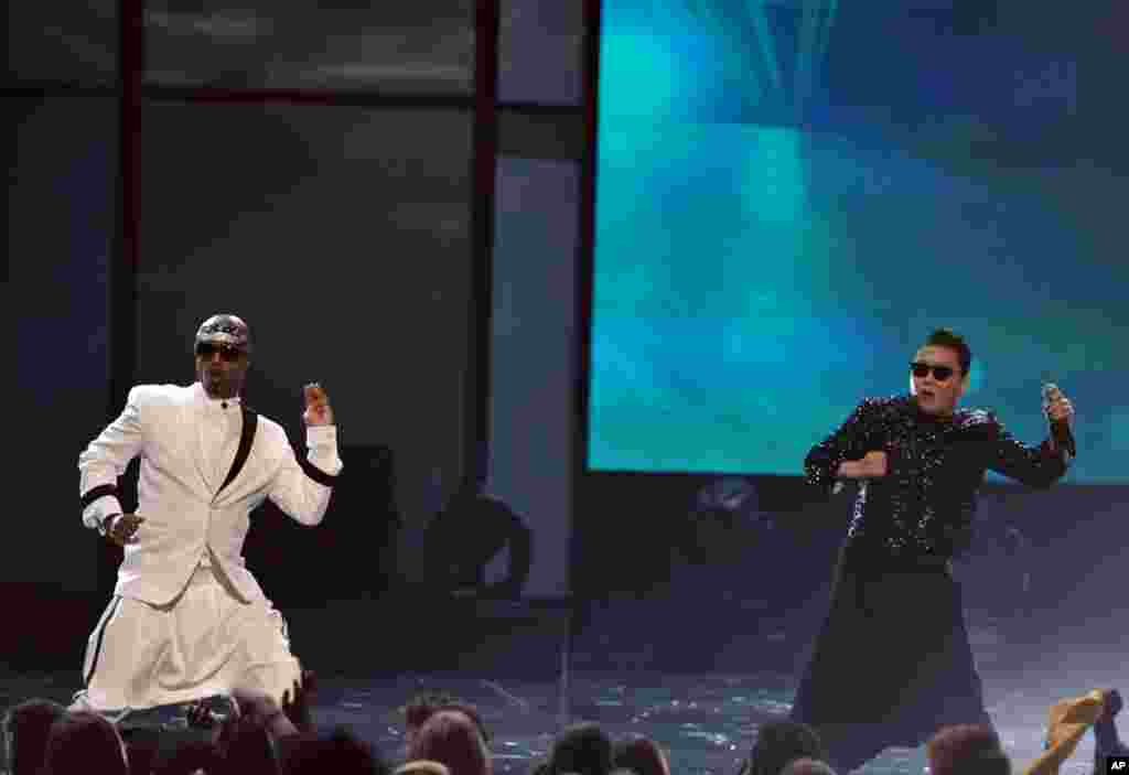 MC Hammer (kiri) menari bersama Psy untuk lagu &quot;Gangnam Style&quot; pada American Music Awards ke-40 (18/11).