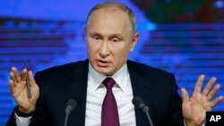 El presidente ruso, Vladimir Putin, dijo el jueves 20 de diciembre de 2018 que la supuesta espía se declaró culpable debido a la amenaza de una larga sentencia de prisión por un caso que calificó de inventado.