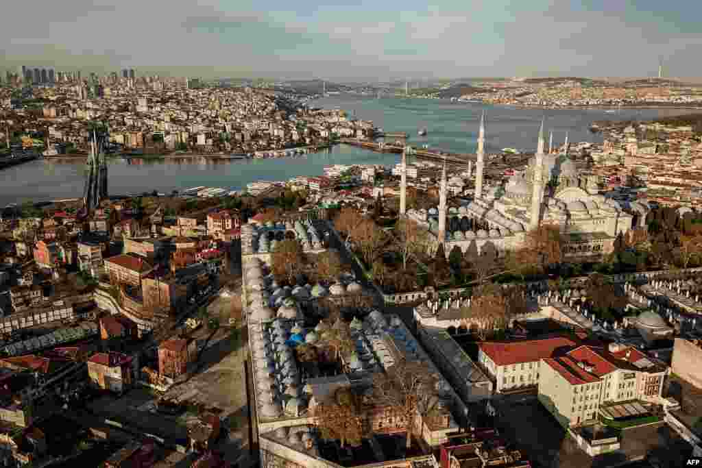 ترکی کی حکومت نے کرونا وائرس کے پھیلاؤ کو روکنے کے لیے ملک کے کچھ حصوں میں کرفیو بھی لگایا تھا۔ &nbsp; &nbsp; 