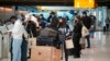 Viajeros esperan en quiosco de American Airlines en el Aeropuerto Internacional de Denver el domingo 26 de diciembre de 2021.