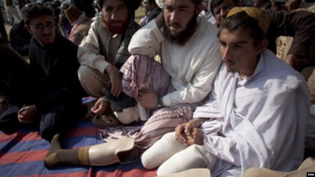 Para warga suku terpencil Pakistan, termasuk korban serangan misil AS, melakukan aksi protes diam di Islamabad hari Kamis, 9 Desember 2010.