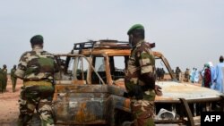 Pejabat militer Nigeria memeriksa mobil milik kelompok bantuan Perancis ACTED di Kouré Reserve, sekitar 60 km dari Niamey, 21 Agustus 2020. (Boureima HAMA / AFP)