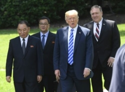 도널드 트럼프 미국 대통령이 지난 2018년 6월 1일 백악관에서 김영철 노동당 부위워장 등 북한 대표단과의 면담을 마친 후 대표단을 배웅하기 위해 백악관 밖으로 함께 걸어나오고 있다.