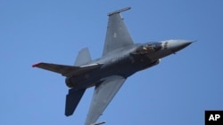 НА архівному фото американські винищувачі F-16 на виставці Aero India 2019 на авіабазі Єлаханка в Бангалорі, Індія, п’ятниця, 22 лютого 2019 року. (AP Photo/Aijaz Rahi)