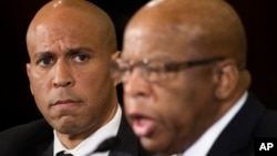 Sen. Cory Booker, Mdemokrat -N.J na Mwakilishi John Lewis, Mdemokrat - Georgia wakitoa ushuhuda Capitol Hill, Jan. 11, 2017.