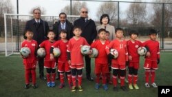 셰이크 살만 빈 에브라힘 알 칼리파 아시아축구연맹회장(뒷줄 오른쪽에서 두 번째)이 지난 23일 북한 평양국제축구학교를 방문했다. 