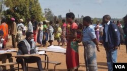 Residents line up to vote June 23, 2020, in Malawi's election, which the ruling DPP says was marred by intimidation. (Lameck Masina/VOA)