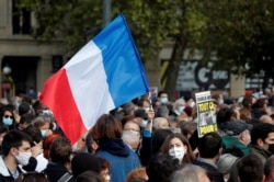 Orang-orang berkumpul di Place de la Republique di Paris, untuk memberi penghormatan kepada Samuel Paty, guru bahasa Prancis yang dipenggal, Paris, 18 Oktober 2020. (Reuters)