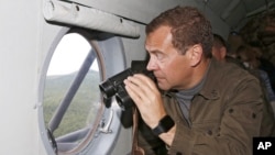 지난 2015년 8월 드미트리 메드베데프 당시 러시아 총리가 쿠릴 열도 이투루프 섬을 방문했다. (자료사진)