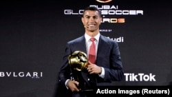 Cristiano Ronaldo usai menerima penghargaan "Player of the Century" atau Pemain Terbaik Abad ini di Dubai, UEA (27/12). 