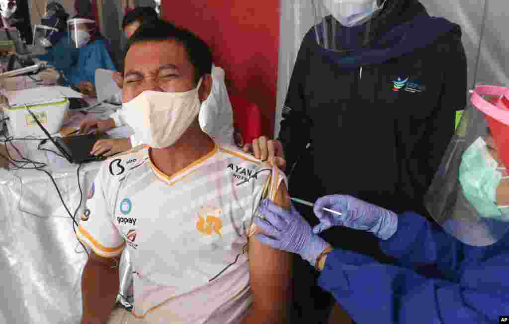 인도네시아 자카르타의 타나아방시장에서 상인들을 대상으로 신종 코로나바이러스 백신 접종이 진행됐다.
