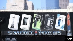 Iklan produsen rokok elektrik Juul di Los Angeles, California, 17 September 2019.