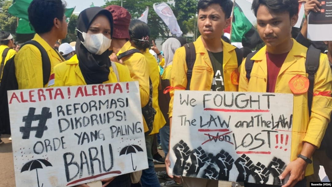 Ribuan mahasiswa berunjuk rasa menolak RKUHP dan pelemahan KPK di depan Gedung DPR, Kamis, 19 September 2019. (Foto: VOA/Sasmito)