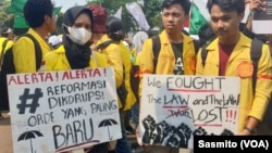 Ribuan mahasiswa berunjuk rasa menolak RKUHP dan pelemahan KPK di depan Gedung DPR, Kamis, 19 September 2019. (Foto: VOA/Sasmito)