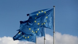 FILE: Bendera Uni Eropa di luar kantor pusat Komisi Uni Eropa di Brussels.