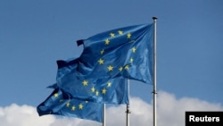 FILE: Bendera Uni Eropa di luar kantor pusat Komisi Uni Eropa di Brussels.