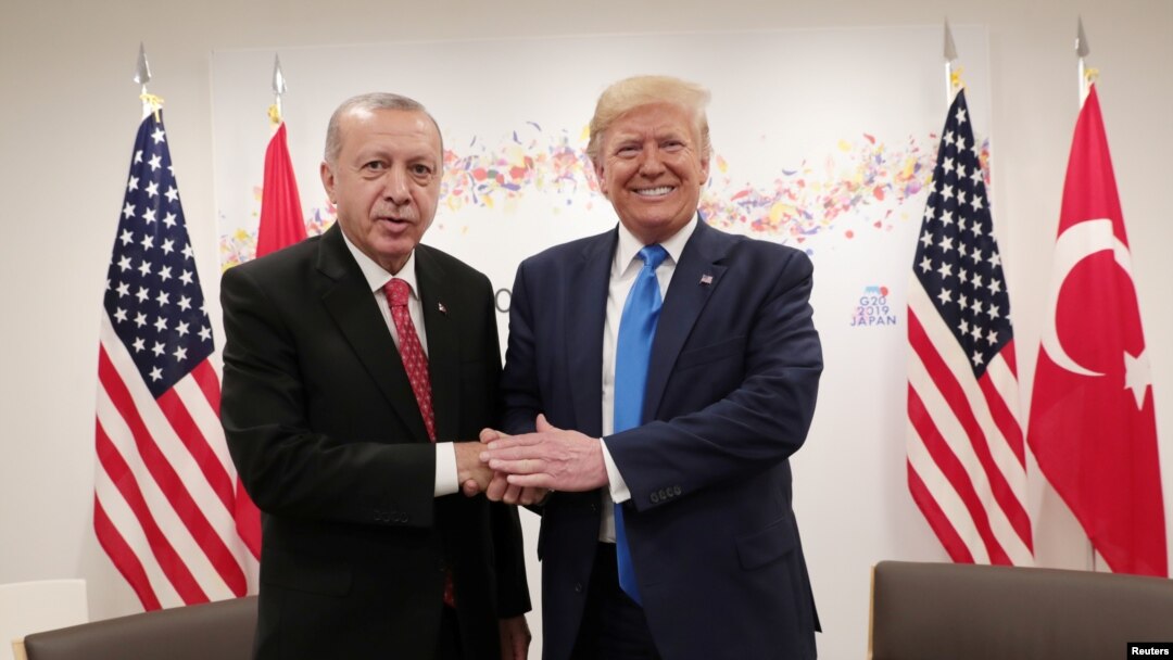 Presiden Turki Recep Tayyip Erdogan (kiri) bersama Preiden AS Donald Trump di KTT G20, Osaka, Jepang, 29 JUni 2019. (Foto: dok).