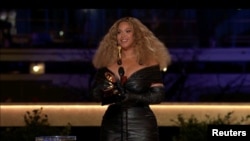 Beyonce remporte le Grammy de la meilleure performance R&B pour "Black Parade" aux 63e Grammy Awards à Los Angeles, Californie, États-Unis, le 14 mars 2021.