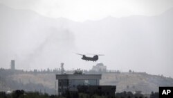 15일 아프가니스탄 카불의 미국대사관 위로 미군 치누크 헬기가 비행하고 있다.