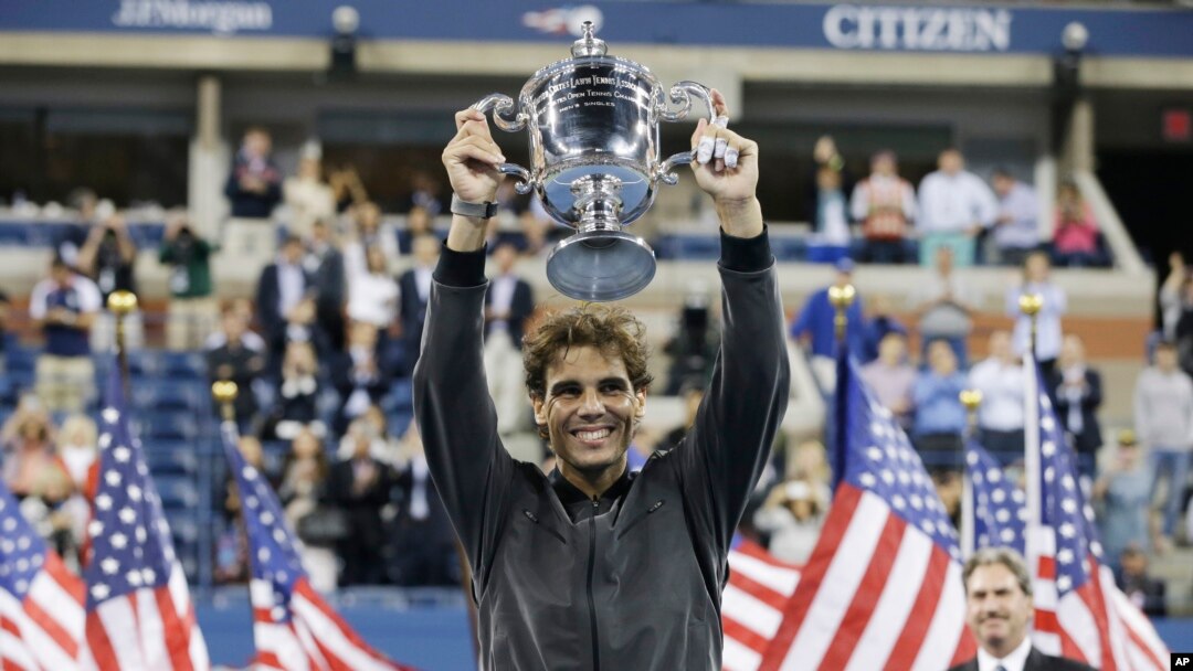 Petenis Spanyol, Rafael Nadal, mengangkat piala kemenangannya setelah memenangkan kejuaraan tenis putra Amerika Terbuka 2013 di New York, Senin (9/9).