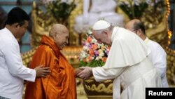 Pope Francis et Bhaddanta Kumarabhivasma, président du comité de la Sangha - institution qui règlemente le clergé bouddhiste, Rangoun, Birmanie, le 29 novembre 2017.