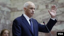 Perdana Menteri Yunani George Papandreou berpidato di hadapan partainya, Partai Sosialis, di parlemen di Athena, Kamis (3/11).