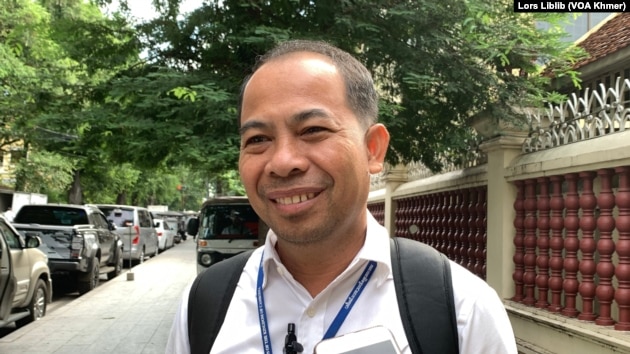 លោក អែម ចន្ថា សហមេធាវីការពារក្តីលោក វឿង សំណាង ផ្តល់បទសម្ភាសន៍ដល់អ្នកកាសែត នៅតុលាការកំពូល នៅថ្ងៃទី១៦ ខែធ្នូ ឆ្នាំ២០២៤។ (លាស់ លីបលីប/វីអូអេ)