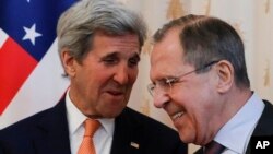 Sakataren harkokin wajen Amurka John Kerry a hagu da takwaransa na kasar Rasha Sergey Lavrov