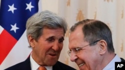 មន្រ្តី​ការ​បរទេស​រុស្ស៊ី​ Sergey Lavrov​ (ស្តាំ) និង​មន្រ្តី​ការបរទេស​លោក John Kerry កំពុង​និយាយ​គ្នាមុន​ពេល​កិច្ចពិភាក្សានៅ​ទីក្រុង​មូស្គូ ប្រទេស​រុស្ស៊ី​កាល​ពី​ថ្ងៃទី​២៤ មិនា​ ២០១៦។