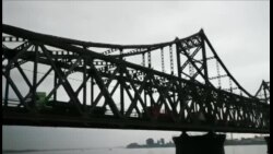 2017年8月初，货运车辆在鸭绿江中朝友谊桥上鱼贯而行。（网友提供）