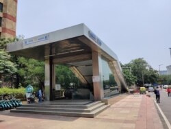 The usual buzz outside metro stations in the Indian capital is missing as people remains cautious about using public transport, June 7, 2021. (Anjana Pasricha/VOA)