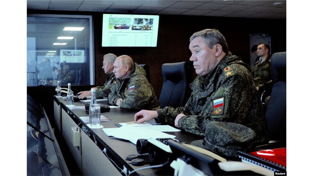 Presiden Rusia Vladimir Putin (tengah), Menteri Pertahanan Sergei Shoigu (kiri) dan Kepala Staf Umum Angkatan Bersenjata Rusia Valery Gerasimov mengawasi latihan militer Vostok-2022 di tempat pelatihan Sergeyevsky di Wilayah Primorsky timur jauh, Rusia, 6 September, 2022. (Foto: Reuters)