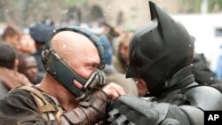 Batman dan penjahat Bane dalam film The Dark Knight Rises. (Foto: AP)