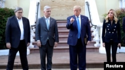 Presiden AS Donald Trump ditemani sejumlah pejabat berdiri di depan Gereja Episkopal St. John di seberang Gedung Putih, saat terjadi unjuk rasa menentang ketidakadilan ras yang dipicu kematian George Floyd, Washington D.C, 1 Juni 2020.