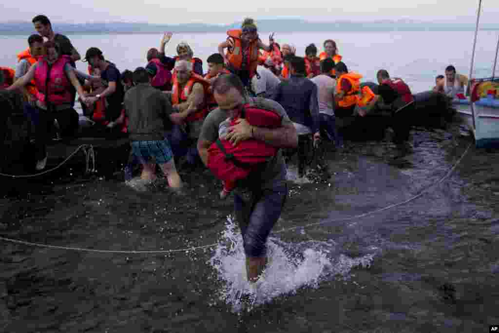 Refugiados sírios chegam num bote depois da travessia entre a Turquia e a ilha Lesbos, na Grécia. Set. 10, 2015