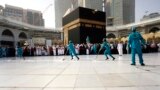 با ابتلای ۵ نفر به کرونا در عربستان سعودی این کشور کلیه مراسم در کعبه را تعطیل کرد و کارگران در حال ضد عفونی اماکن مقدس هستند.&nbsp;