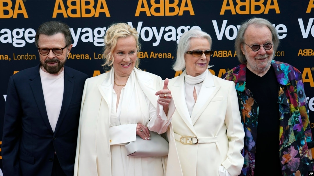 ARCHIVO - Los miembros de ABBA, de izquierda a derecha, Bjorn Ulvaeus, Agnetha Faltskog, Anni-Frid Lyngstad y Benny Andersson llegan al concierto de ABBA Voyage en el ABBA Arena de Londres, el 26 de mayo de 2022.