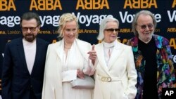 ARCHIVO - Los miembros de ABBA, de izquierda a derecha, Bjorn Ulvaeus, Agnetha Faltskog, Anni-Frid Lyngstad y Benny Andersson llegan al concierto de ABBA Voyage en el ABBA Arena de Londres, el 26 de mayo de 2022.