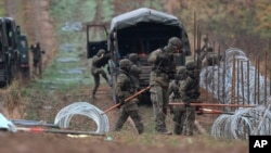 Poljski vojnici postavljaju barijere na granici sa Rusijom