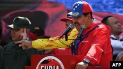 El presidente Nicolás Maduro se dirige a simpatizantes en un mitin por el aniversario número 20 de un discurso antiimperialista del exmandatario Hugo Chávez, en Caracas, el 29 de febrero de 2024.